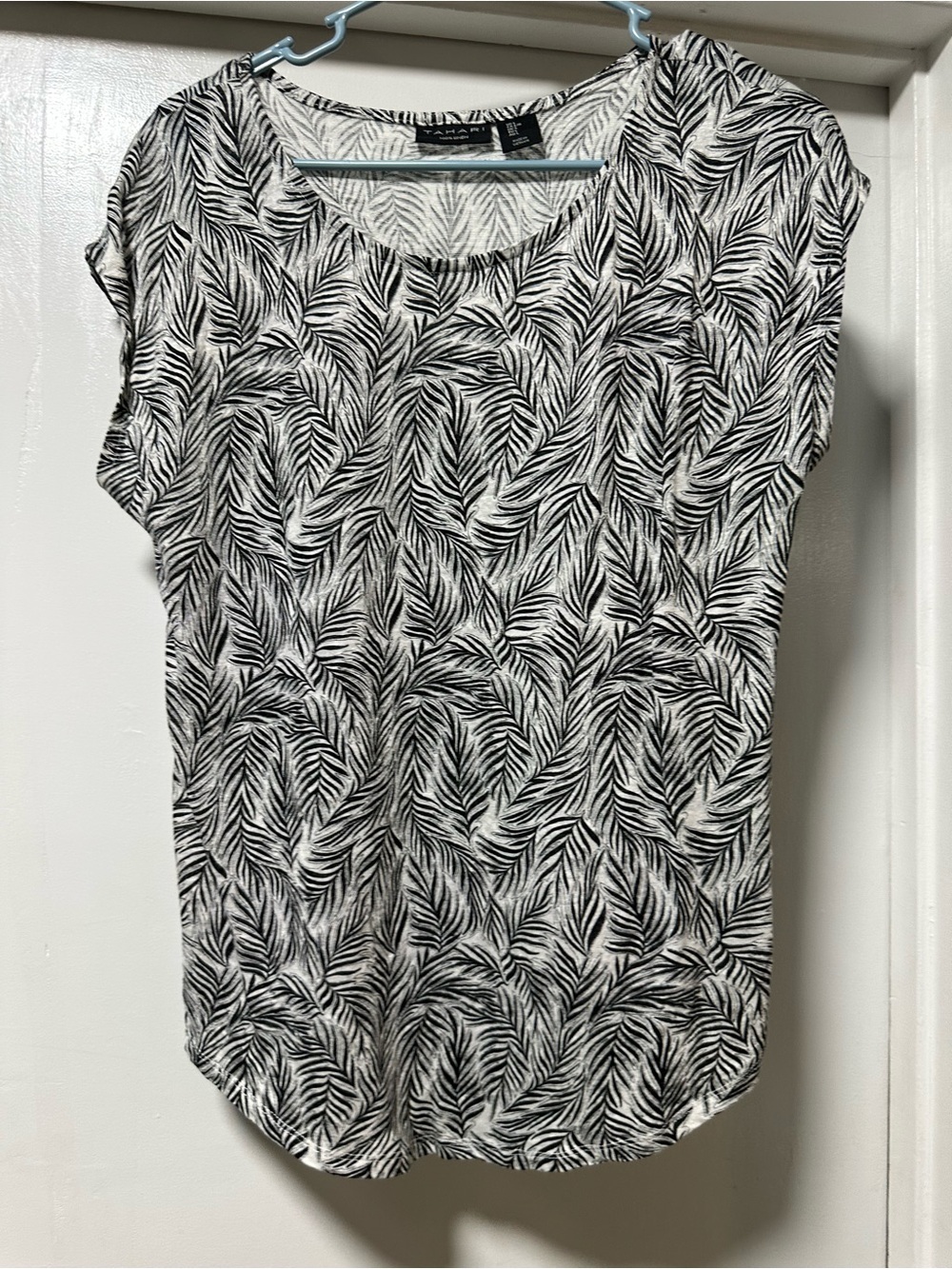 Tahari Black and White Leaf-Print Scoop Neck Tee